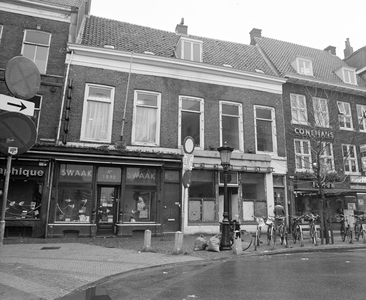 884667 Gezicht op de voorgevels van de panden Mariaplaats 9-10 te Utrecht; vanuit het westen met links de Mariastraat. ...